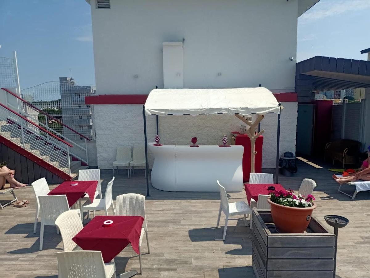 Hotel Vienna Lignano Sabbiadoro Exterior photo
