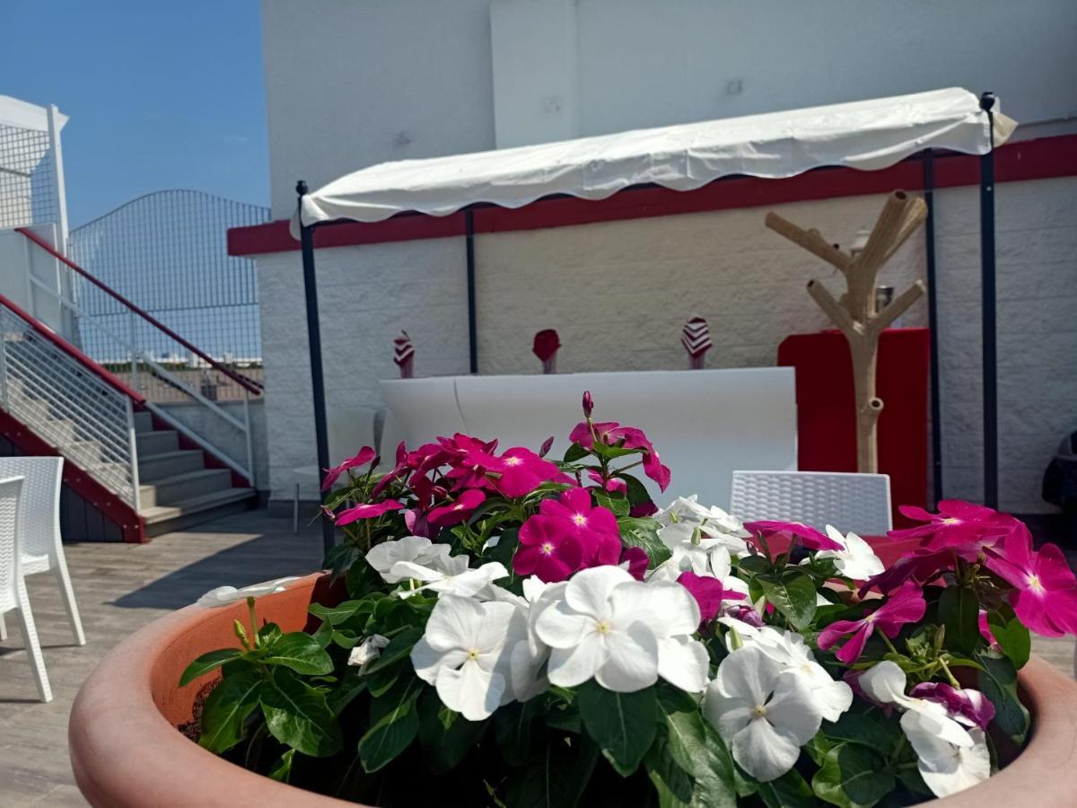 Hotel Vienna Lignano Sabbiadoro Exterior photo
